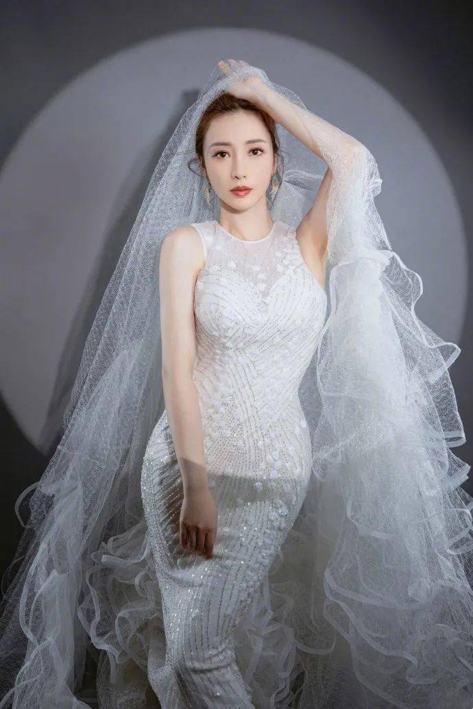 柳岩是有多恨嫁直接晒出婚纱照性感女神已是过往