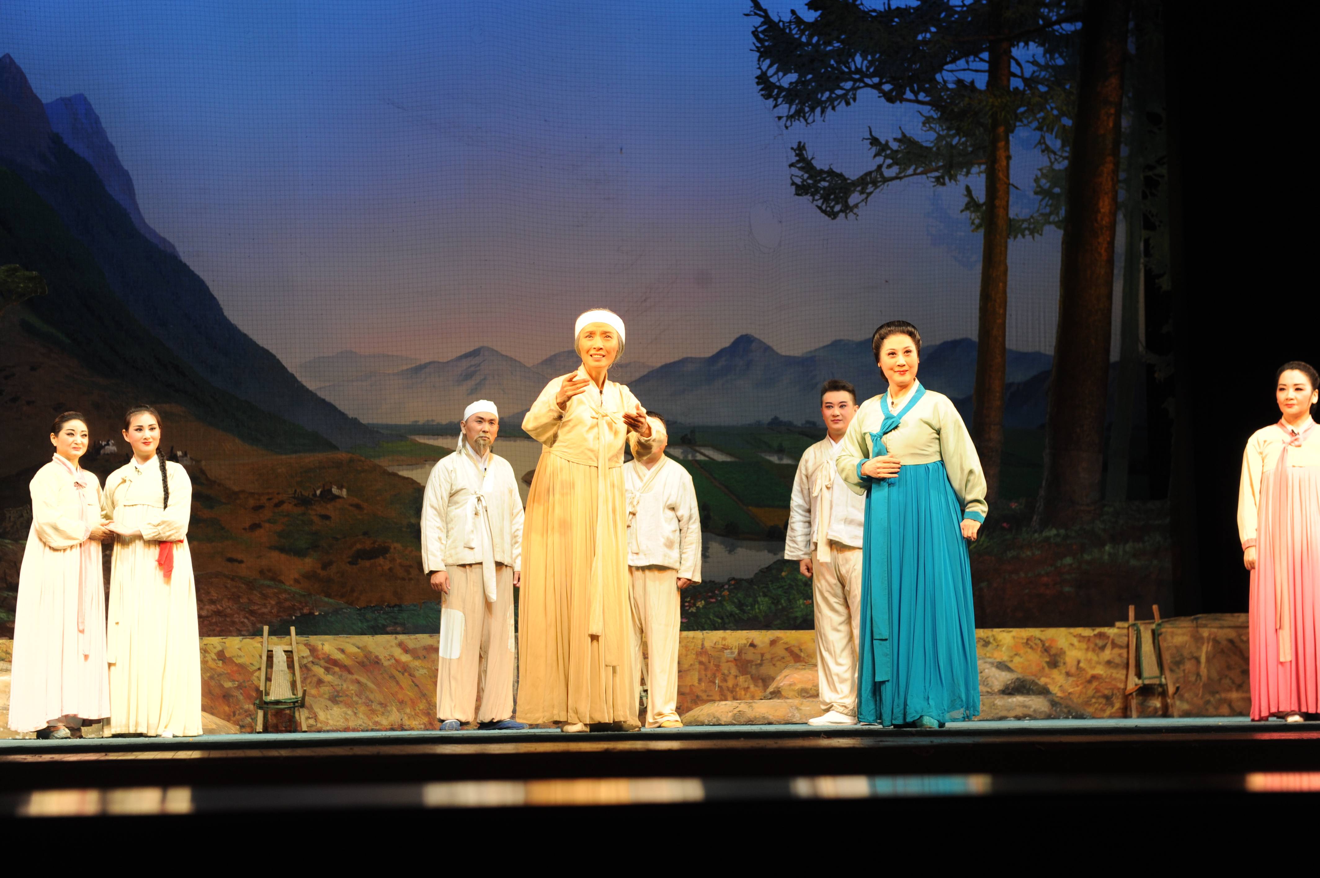 京剧《奇袭白虎团》演出剧照.苏锐 摄