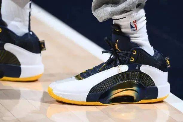 球星上脚东契奇场均2双鞋这双aj35很帅气