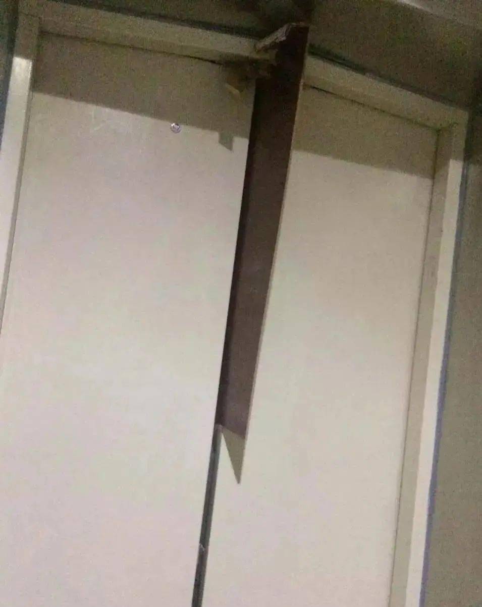 搬运中阻挡电梯关门致损谁该赔偿法院这样判