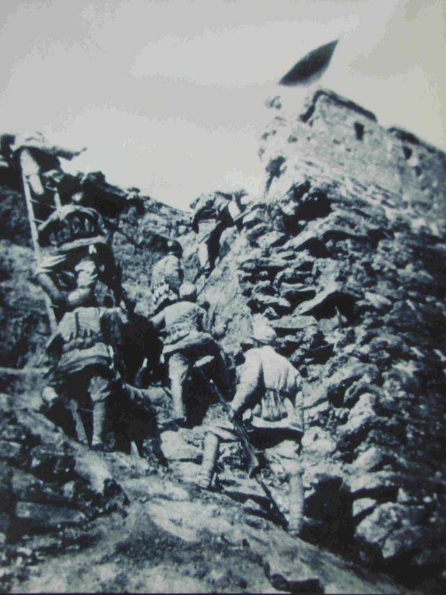 潍县战役中人民解放军登城(战后补拍)出敌不意1948年初,解放战争进入