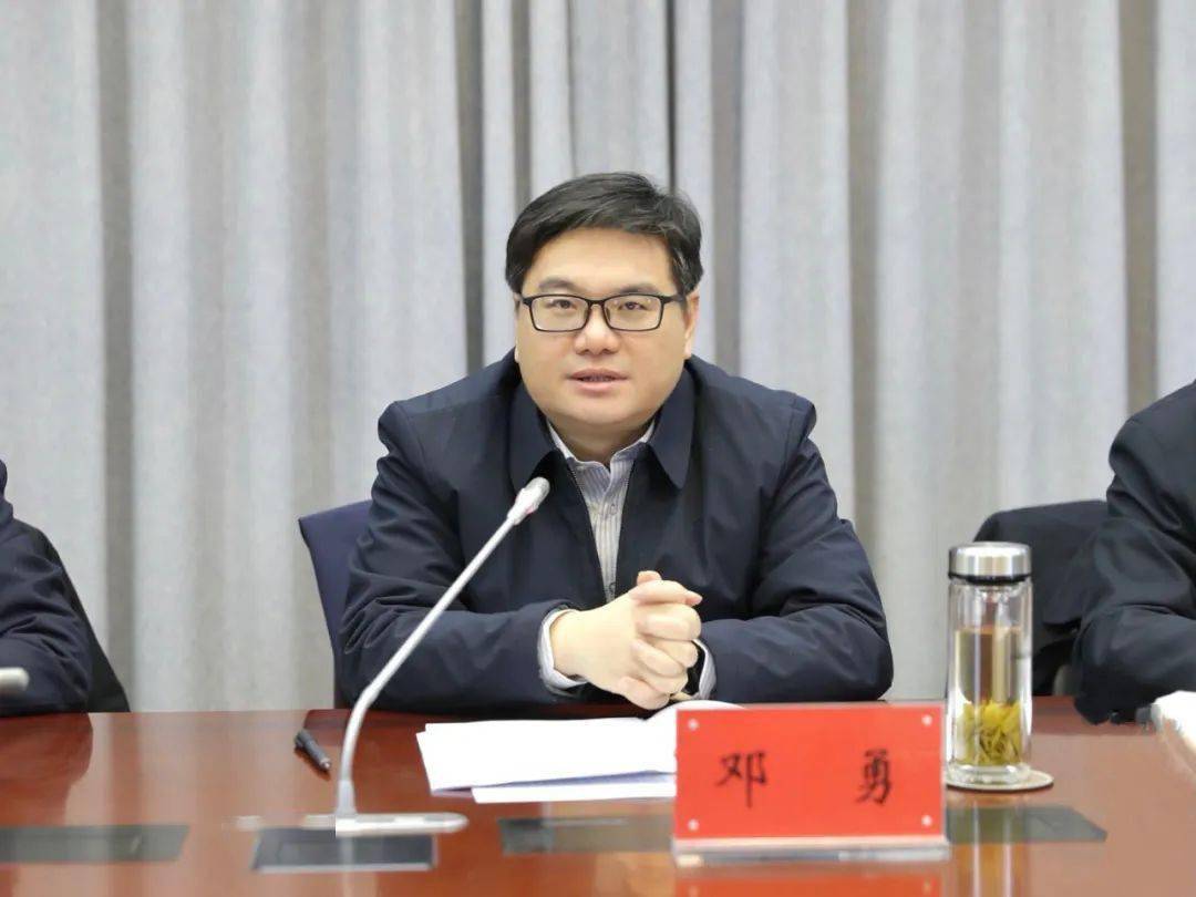 县委书记邓勇出席会议并强调,要对标找差绷紧弦,全力以赴抓落实,履职
