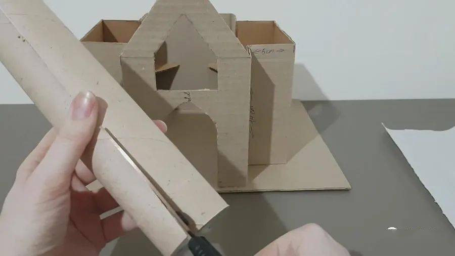 根据设计稿裁切硬纸板,搭建城堡基本框架.