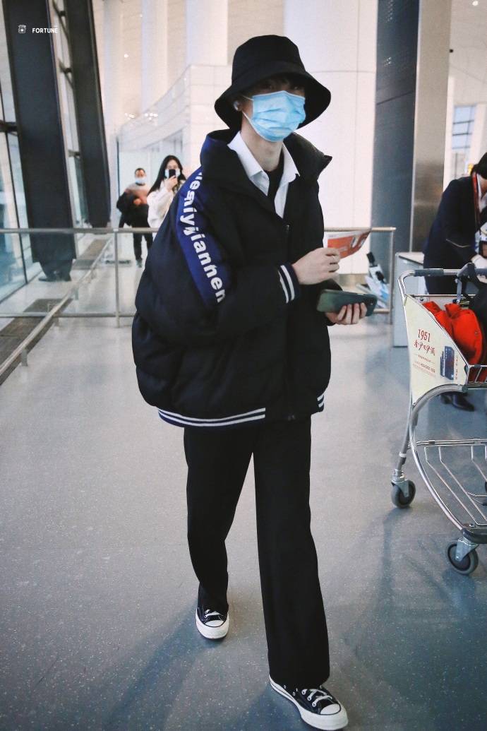 马嘉祺昨天连轴转今天飞长沙仿佛去参加铁人三项的空中小铁马