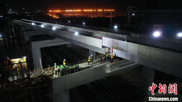 国内首次上跨广深港高铁箱梁横移施工全部完成