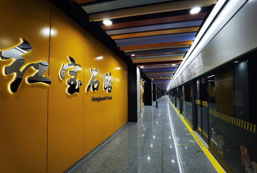 姚虹路站位于古羊路近红宝石路,在古羊路上开设2个出入口.