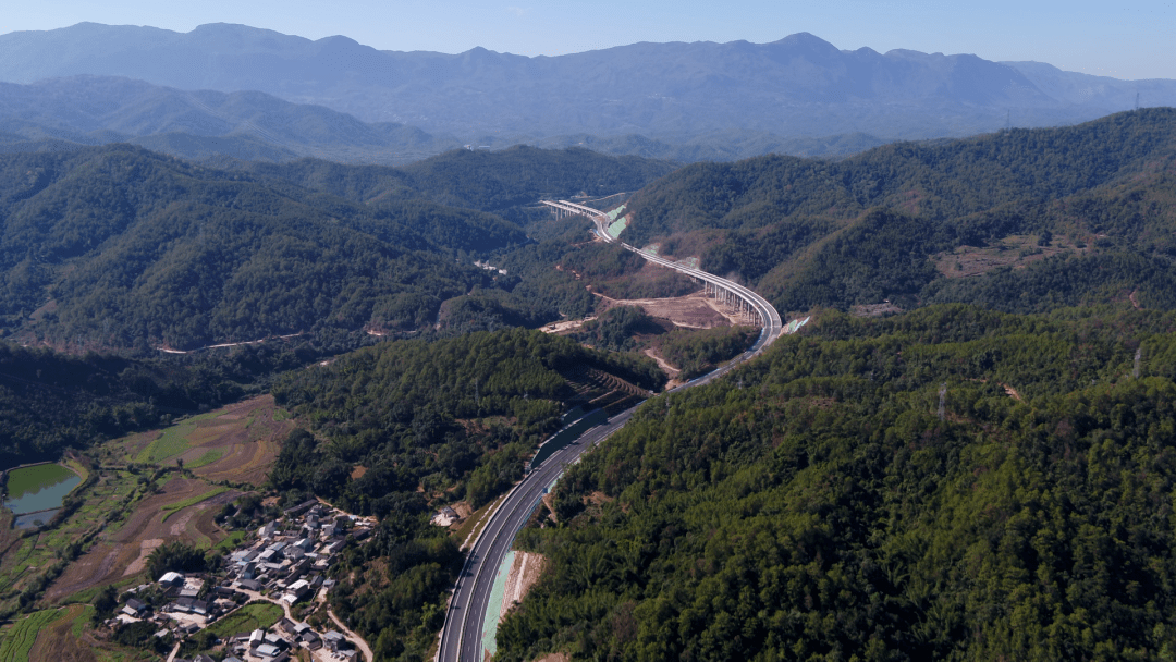 思澜高速公路项目起于思茅区g8511昆磨高速曼歇坝处,设曼歇坝枢纽立交