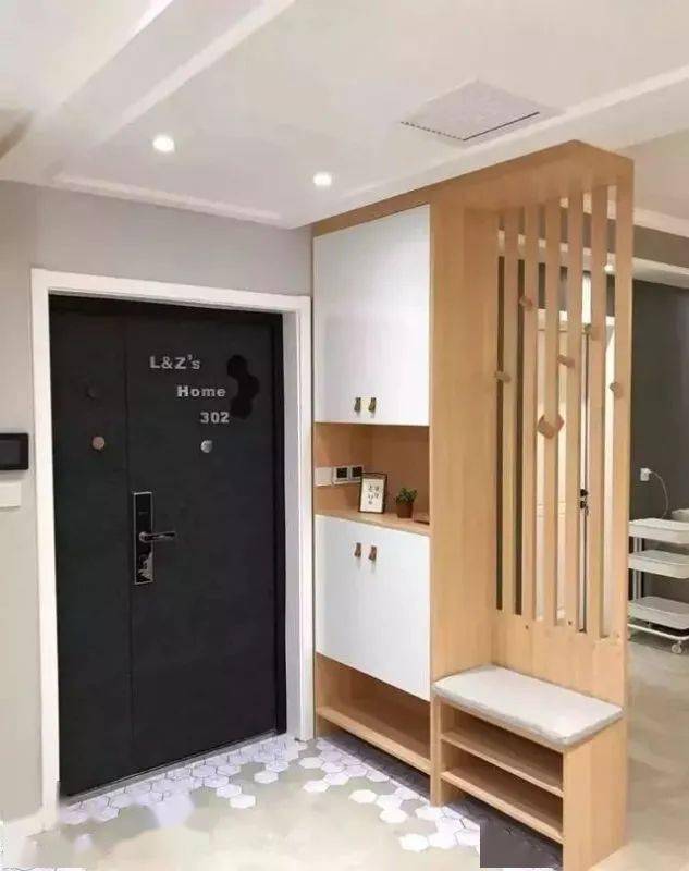 镶入式的鞋柜加上换鞋凳的设计不会影响到走廊的宽度,这样小小的玄关