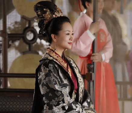 又是韩琦主动拜见太后索要玉玺,太后避而不答,转身退回内室.