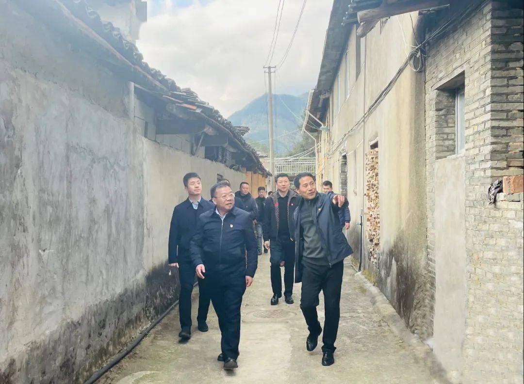 节前走访 温暖心田——省政府副秘书长到岭腰乡走访慰问_谌庆福