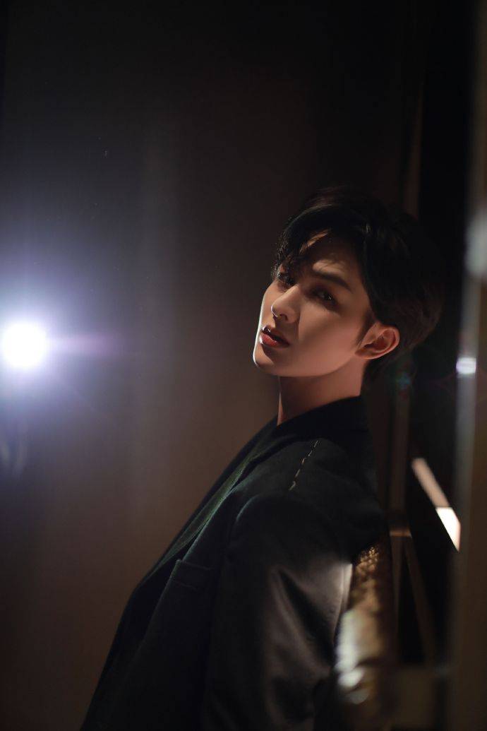 屏气凝神才敢细看的艺术珍品 朱正廷冬日西装写真帅气来袭