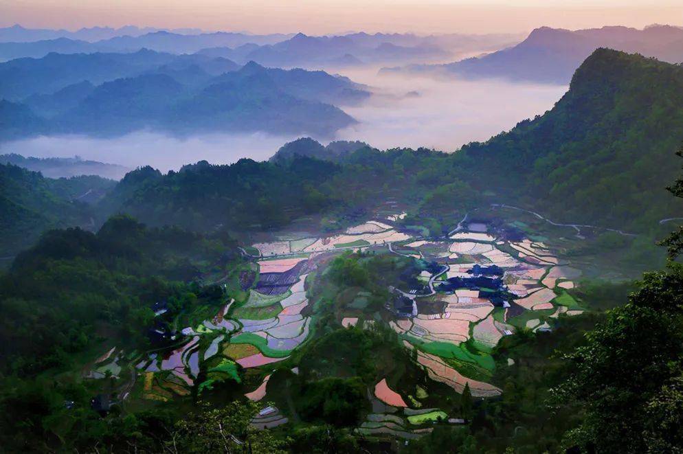 地處三處風景的大旅遊圈中心地帶距桃花源70公里,距沅陵五強溪50公里