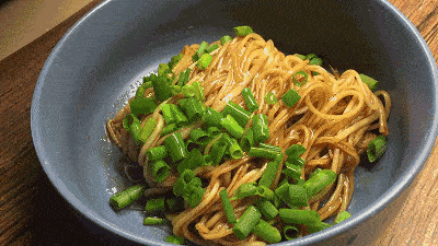 生香,好吃到嘴角不自觉上扬~用它炒面更是一绝,空心面条非常好入味,翻