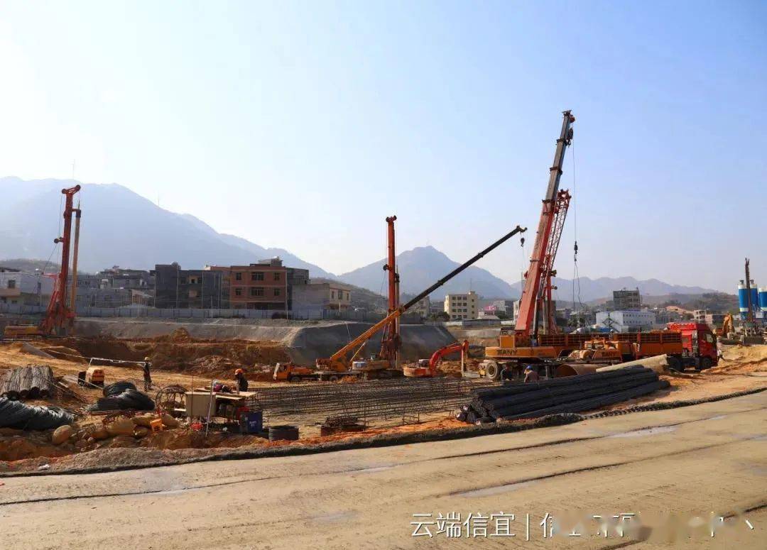信宜快睇钱排大道进入路面铺设阶段
