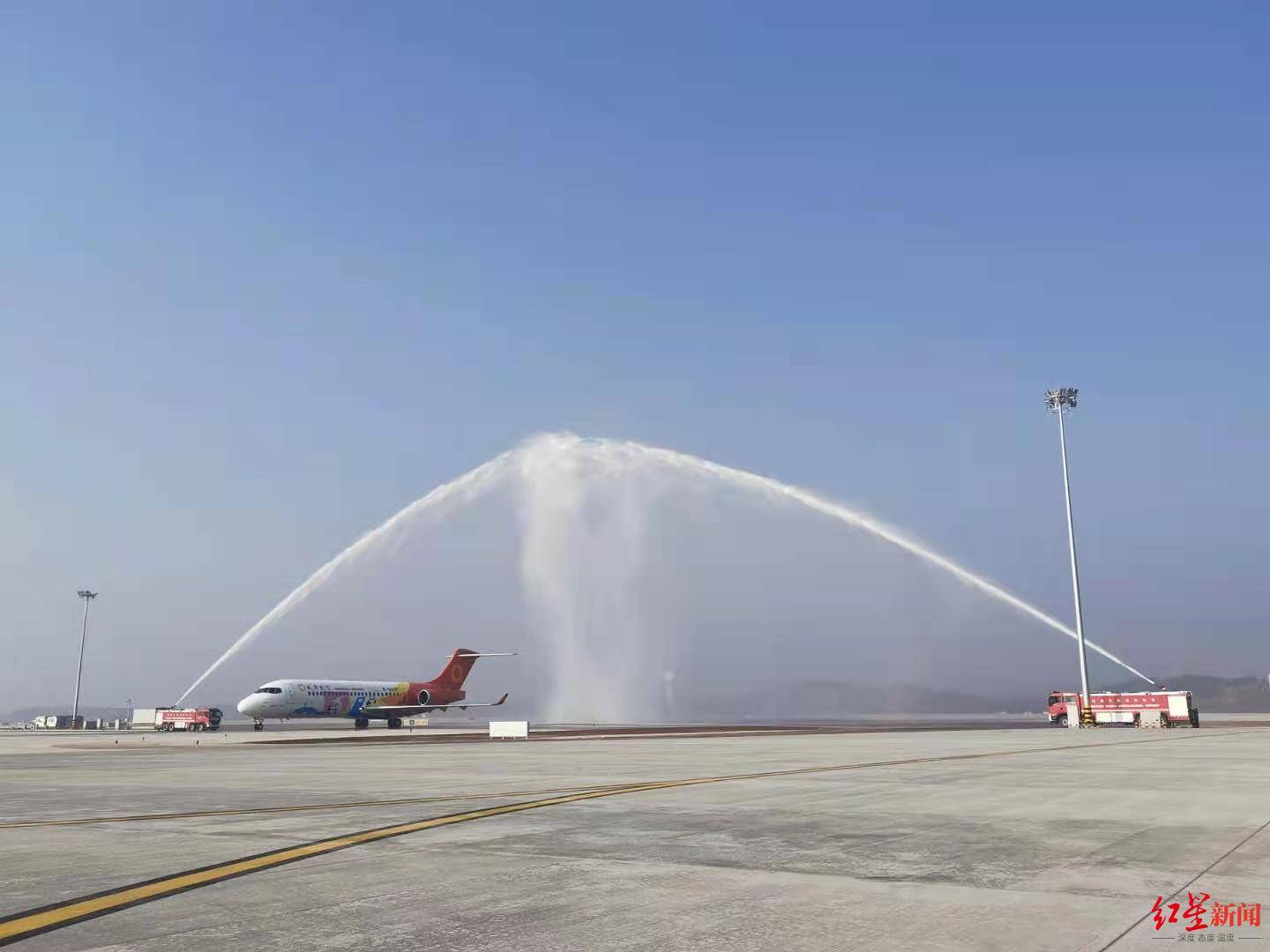 航空|成都航空国产ARJ21飞机首次亮相天府国际机场 ，将参与验证试飞