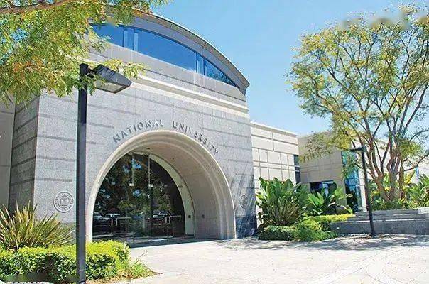 该大学校长安德鲁斯(david andrews)表示:"新冠病毒给我们的学生群体