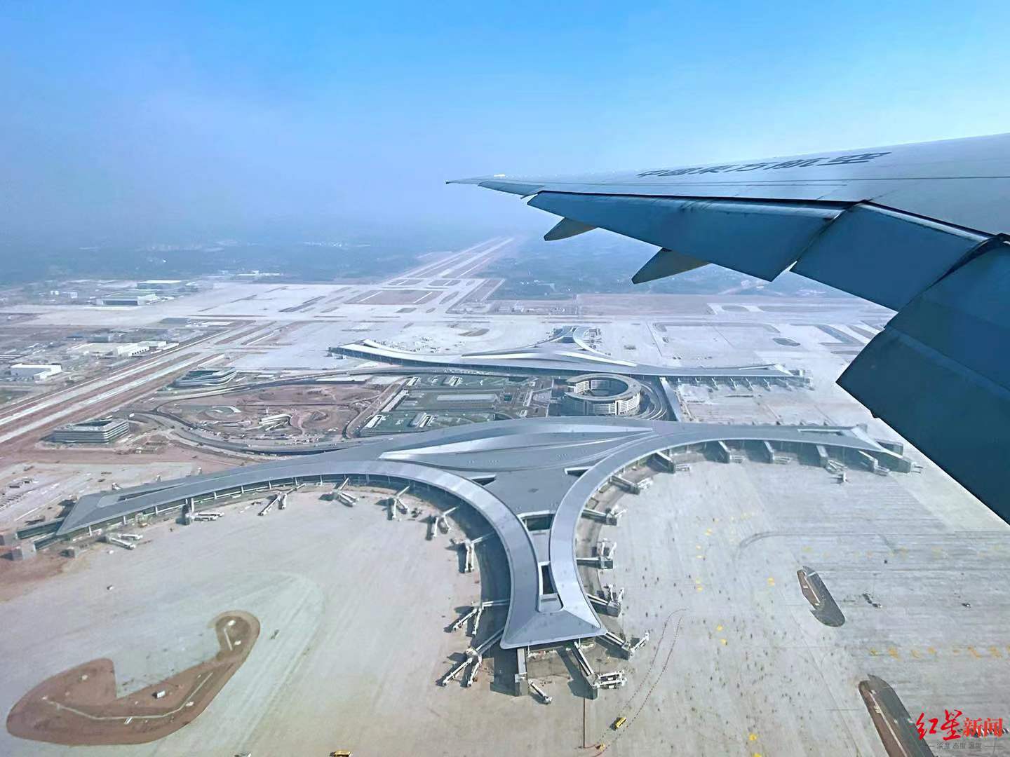 东航|东航B777机型圆满完成成都天府机场PBN程序验证试飞