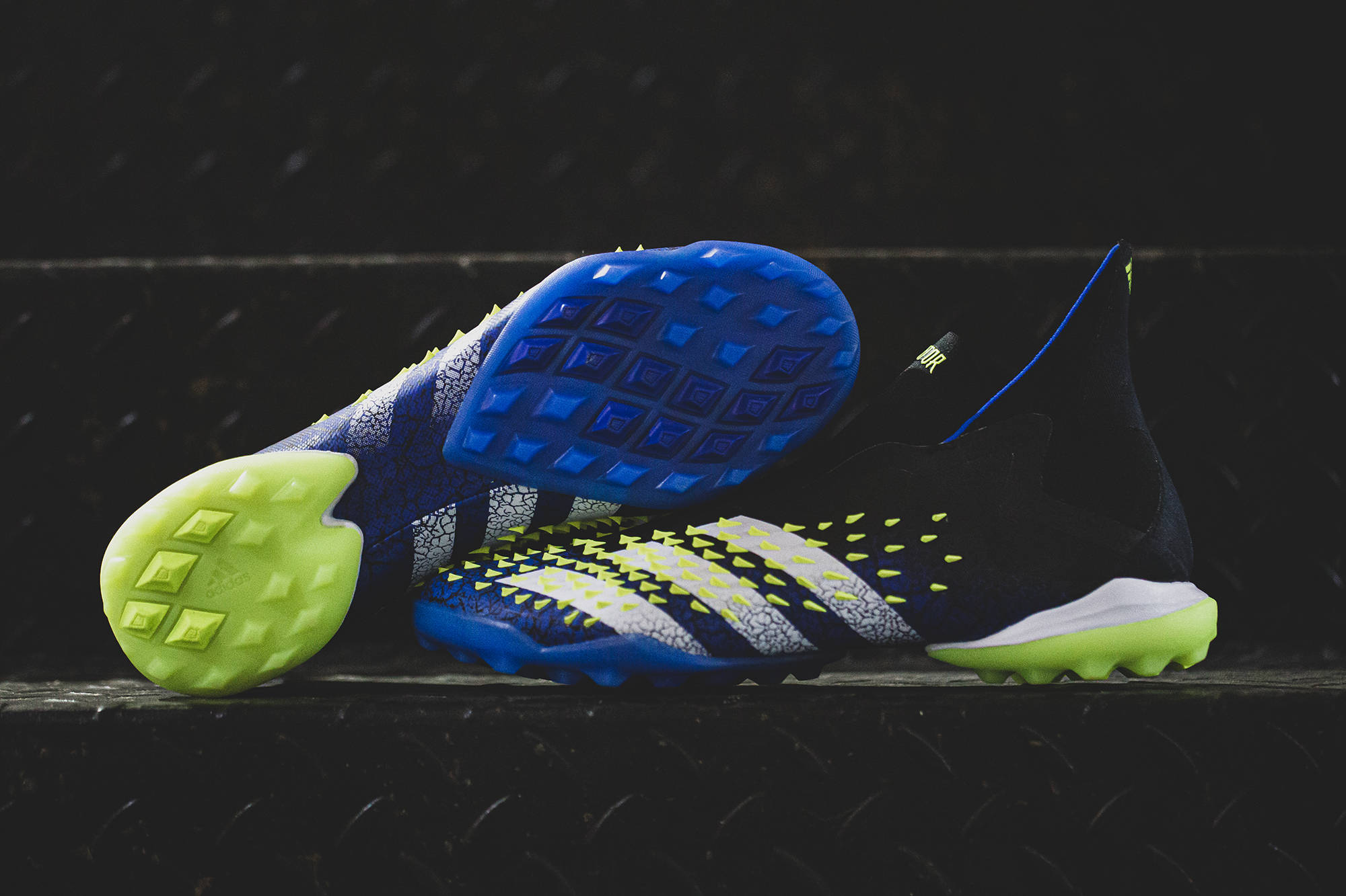 新品赏析!阿迪达斯predator freak  tf足球鞋