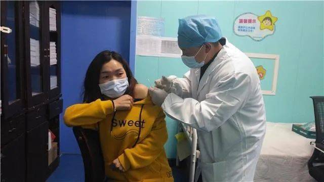 百里杜鹃管理区1000余人接种新冠肺炎疫苗