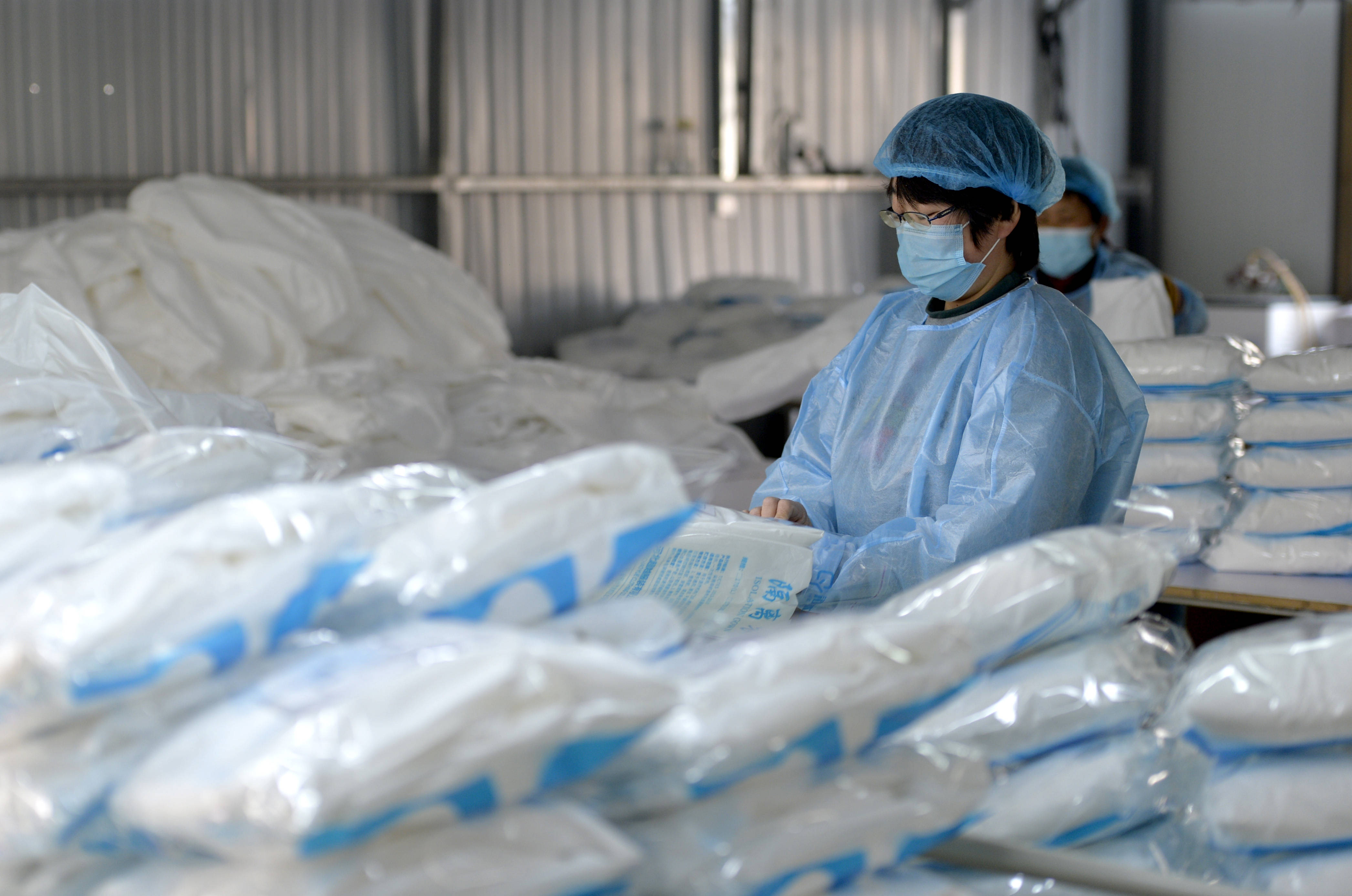 1月22日,工人在河北超越服装有限公司车间包装隔离服.