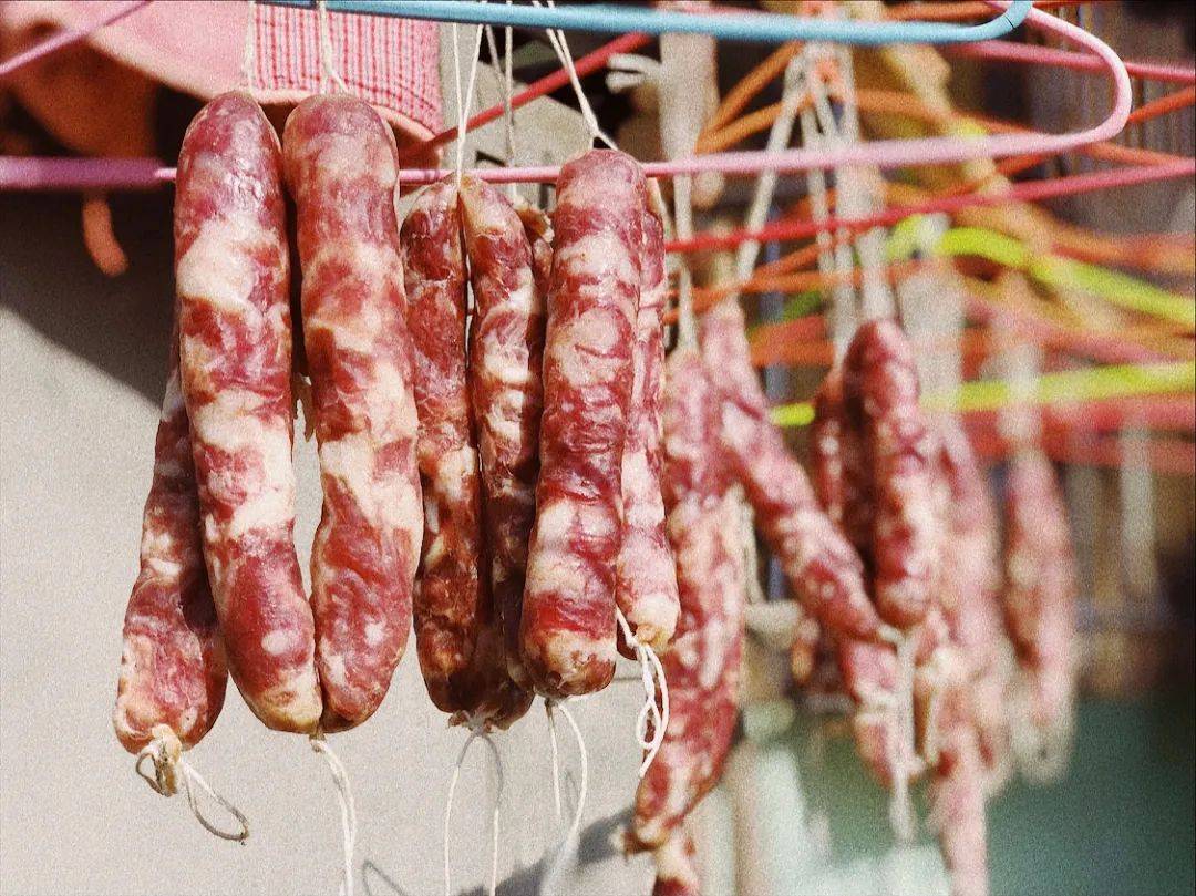 买猪肉,灌腊肠,那都是为"冬腊风腌"做足的仪式.