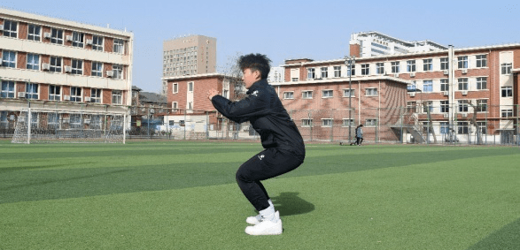 3.原地纵跳抱膝:跳起空中抱膝,连续起跳,蹬摆协调.4.