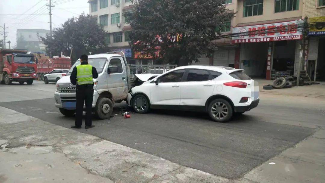 伏虎邻镇发生车祸两车撞到了一起