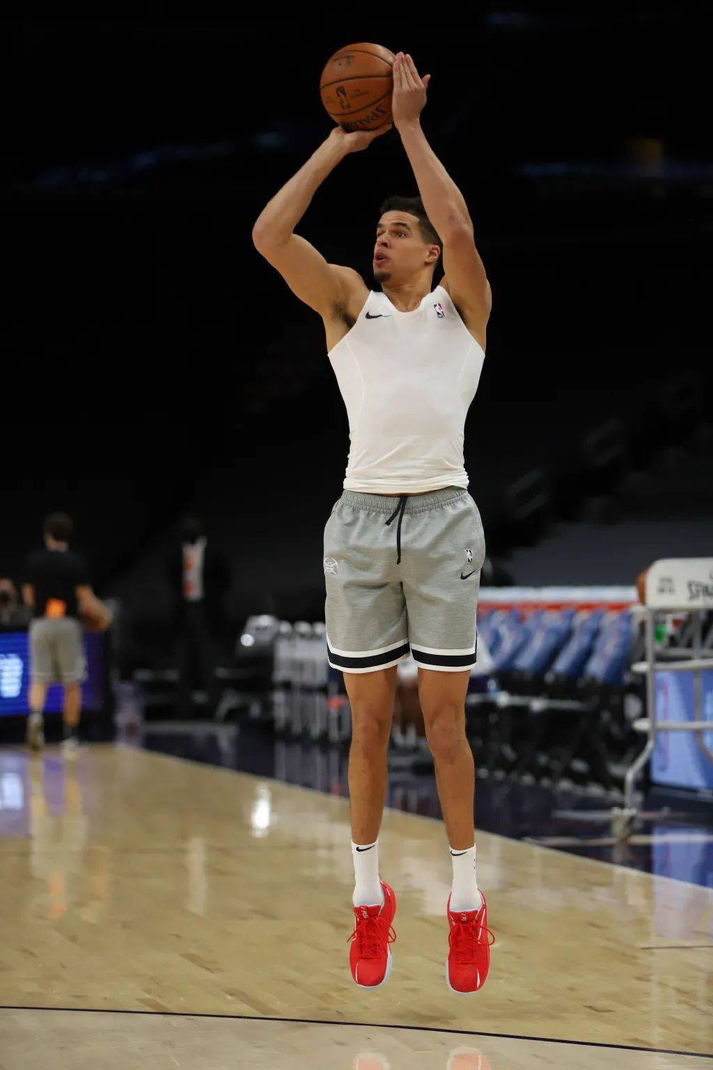 球星上脚拉文穿dame7格里芬这双很白金