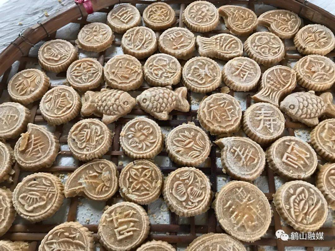 江门有一首流行的儿歌:"凼凼转,菊花圆,炒米饼,糯米团,阿妈叫我睇龙船