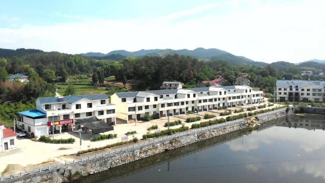 今日英山创建四好农村路白莲河畔舒新卷