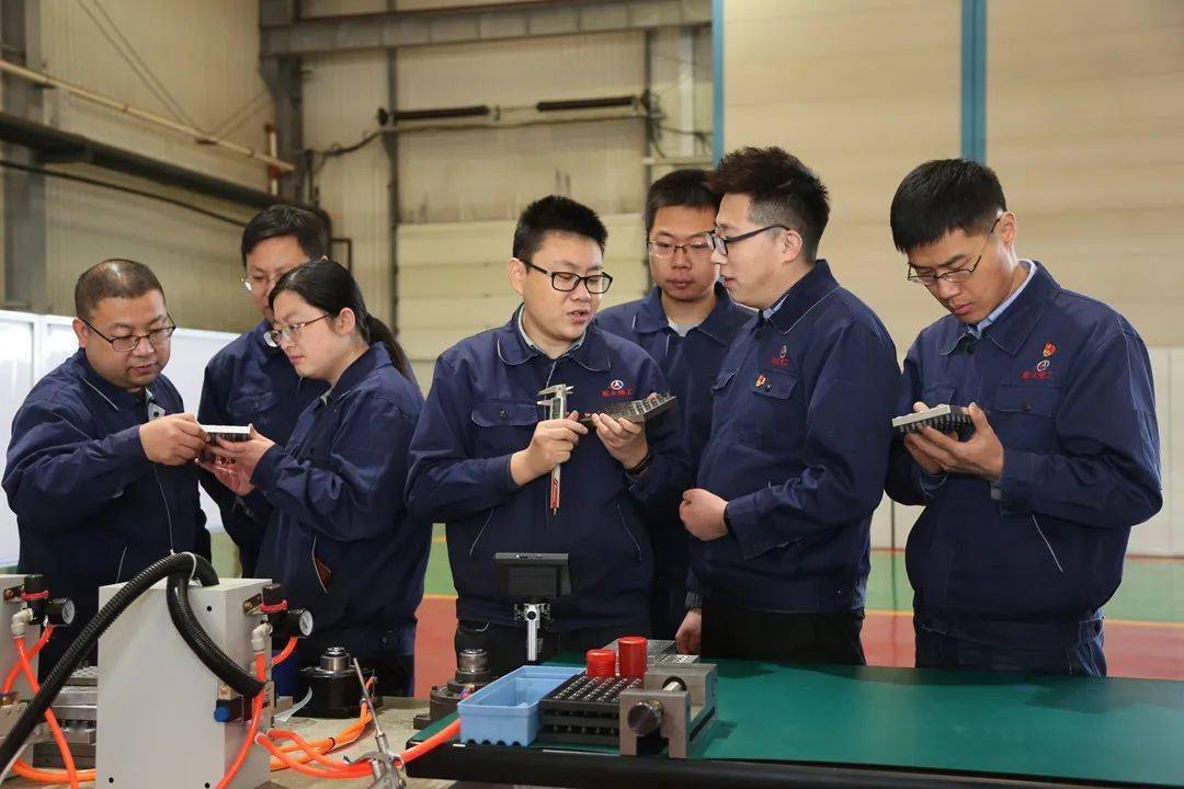 感动人物候选钻研者技术研发团队紧固精英的三个零