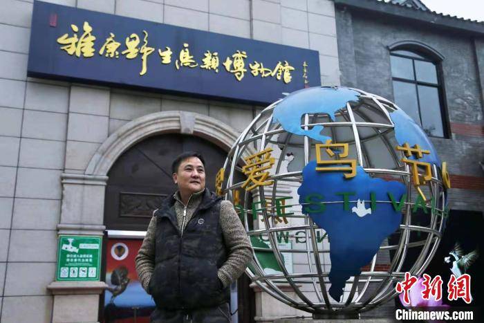 四川雅安57岁"拍鸟侠"奔走世界各地:5年间拍摄数千种鸟类_艾雅康