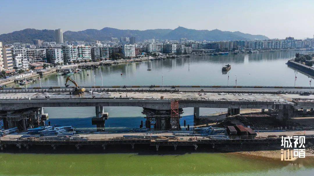 与磊广大道交叉,路线沿西南方向延伸,跨越规划沿江路和濠江后与河浦