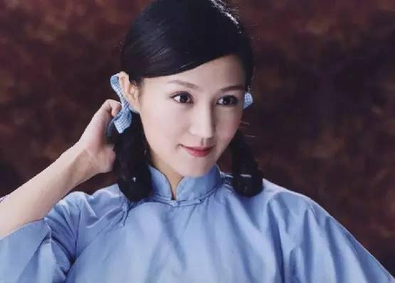 她是《新女驸马》里的菊妃,那个时候的她是如此倾国倾城.