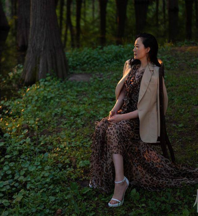 有肚子的中年女人不要塞衣角学咏梅这样穿遮肉显瘦还时髦