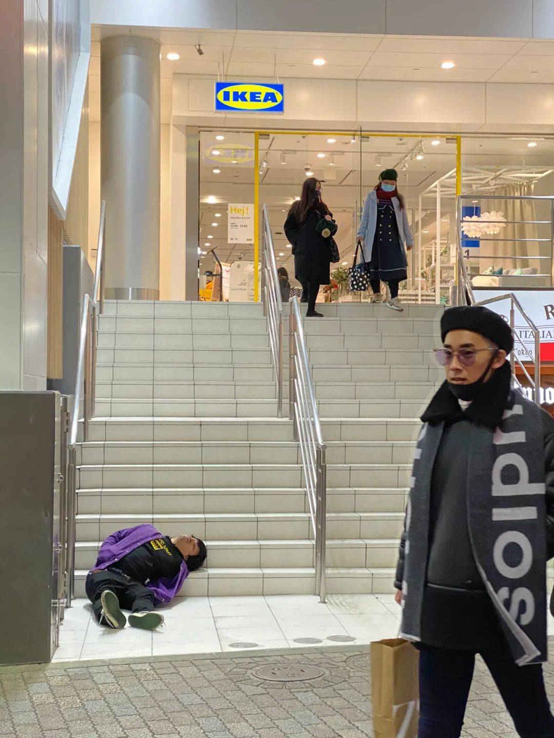 过完新年的日本人又解锁了各种奇葩姿势