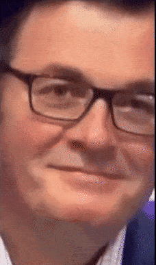 以阻止疫情的传播,这一举动很快变成了一个表情包,社交媒体用户把州长