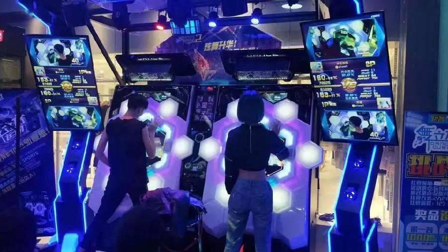 菲利斯星球乐园网红蹦床冒险拓展让你嗨翻天仅需399元