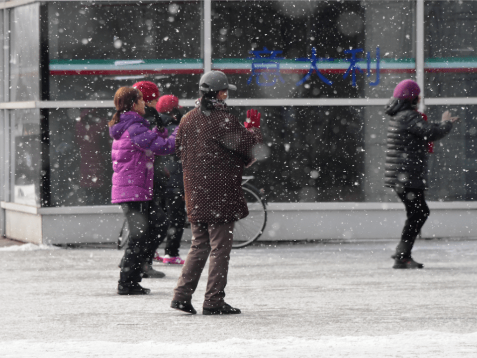 光影三里屯提问今天这场雪你和谁一路走到白头
