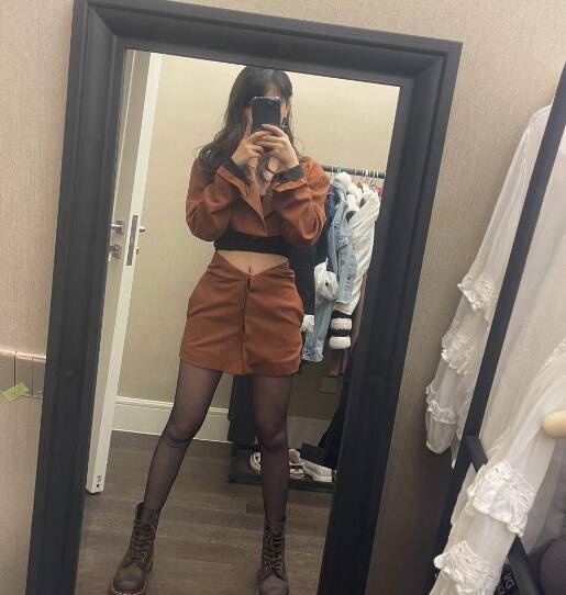 沫子也想要转型?首次尝试黑丝装之后,又穿假发cos电竞女友_直播