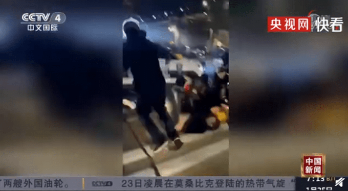 华盛顿警车碾压平民！