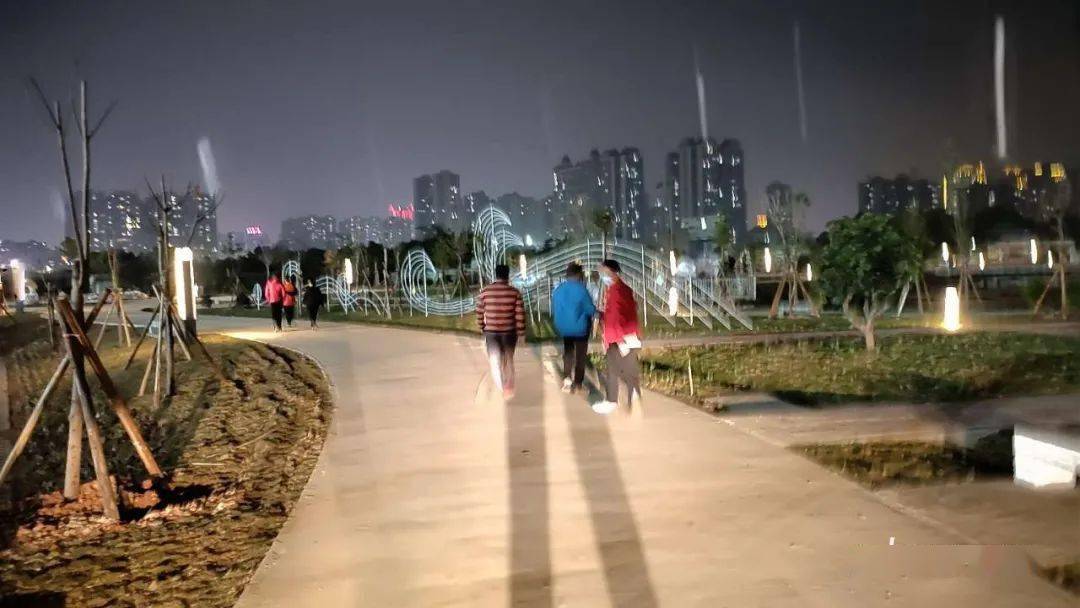 站南公园开始亮灯了前来散步的人越来越多