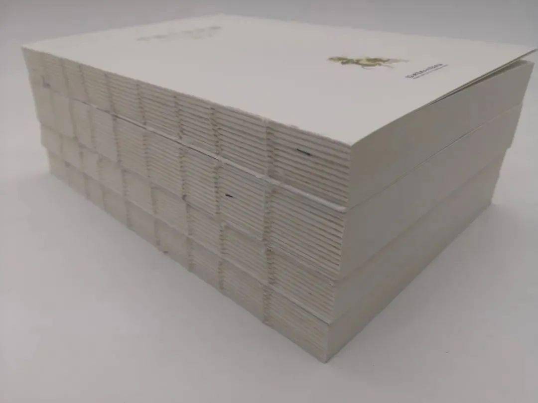 装帧典雅. 裸脊锁线,适合摊开书桌阅读.