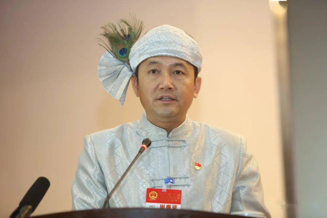 上午10时,岳麻空宣布大会开幕.全体人员起立,奏唱中华人民共和国国歌.