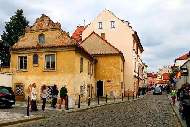 欧洲核心,四周有六个不同民族的国家包围,自九世纪建立摩拉维亚王国后