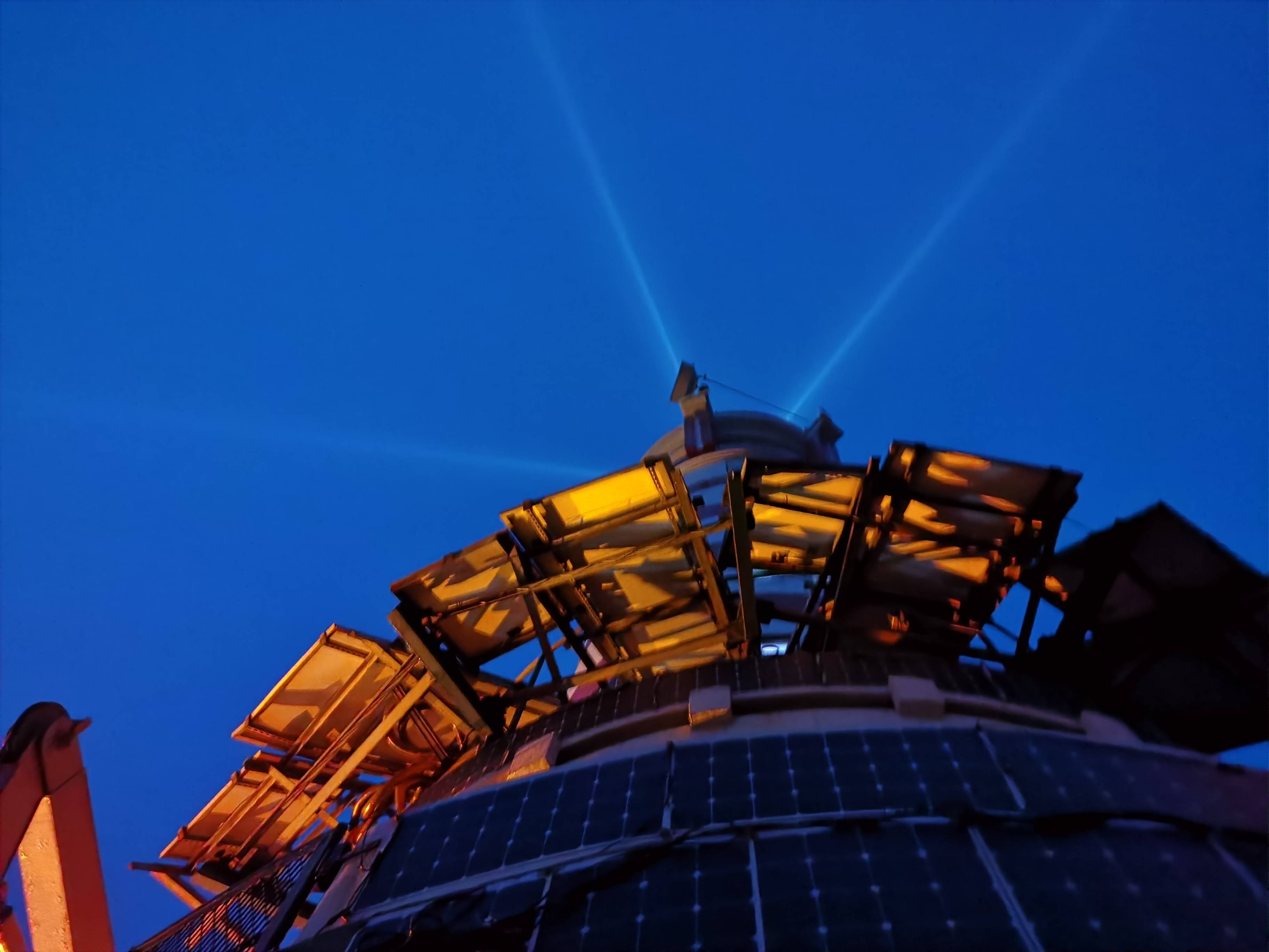 晚间,光柱从大沽灯塔的灯笼中射出(1月20日摄). 新华社记者 刘惟真 摄