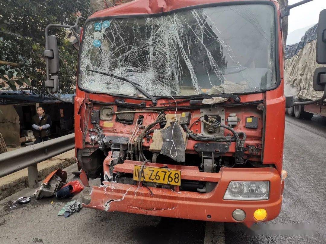 四川往昭通方向豆沙关隧道出口,大货车为了避让一只狗发生交通事故.