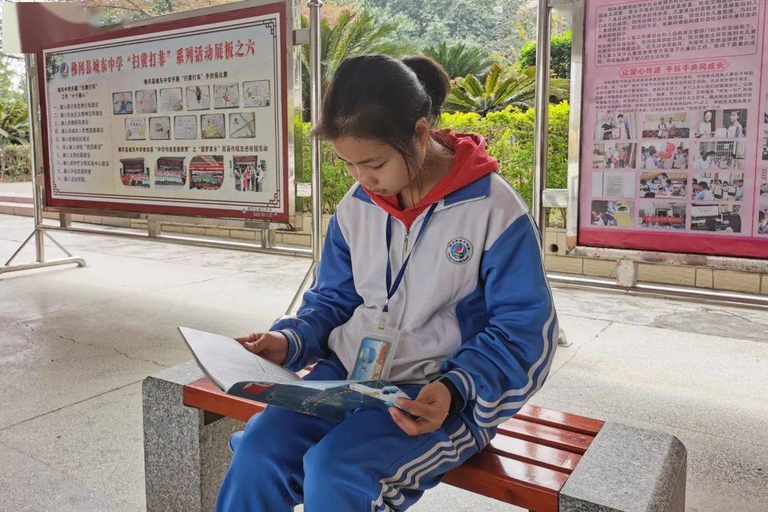 佛冈县城东中学温芷滢光荣上榜.荣誉证书颁发完毕.