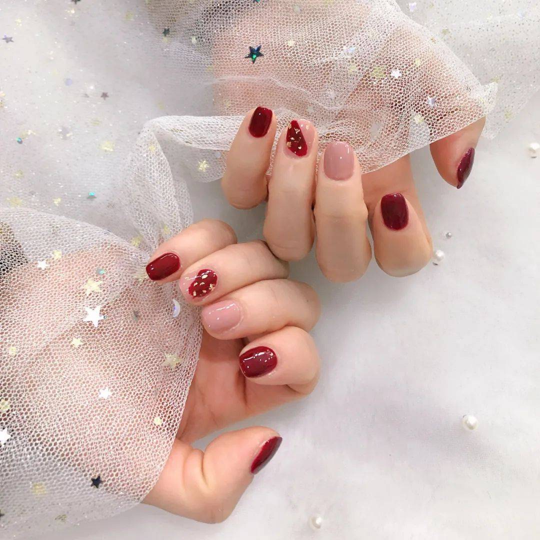 肤色黑黄就做这些过年美甲