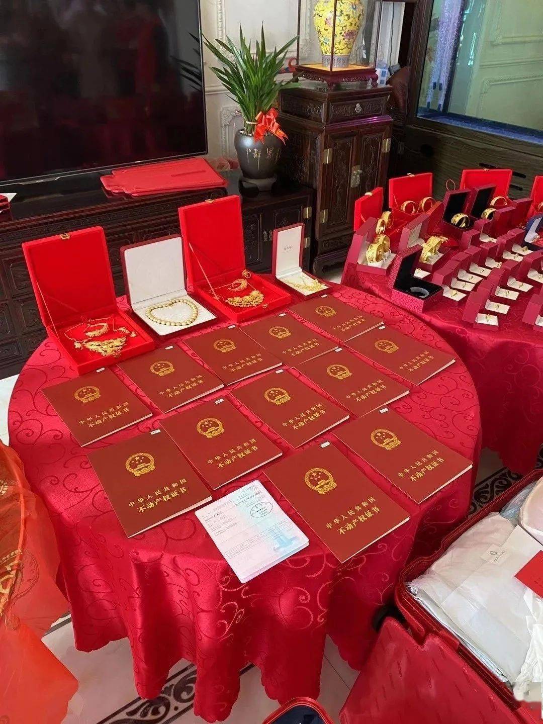 几桌别人家"叠拢"放的是新衣服土豪家人放的是一整箱现金好几本房产证